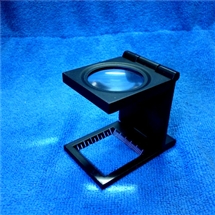 *แว่นขยาย 15x ทรงเหลี่ยม ฐานตั้ง+สเกล ตัวโลหะ มีไฟส่อง 200 บาท