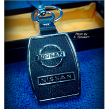 พวงกุญแจรถ NISSAN โลหะ ข้างป่องสีดำ
